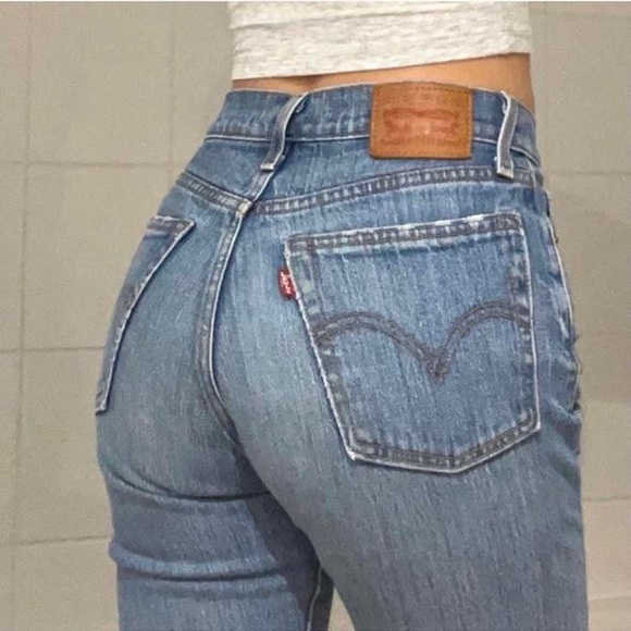 LEVIS- Medium / Dark Wash Wedgie Icon Jeans - Picture 2 of 5